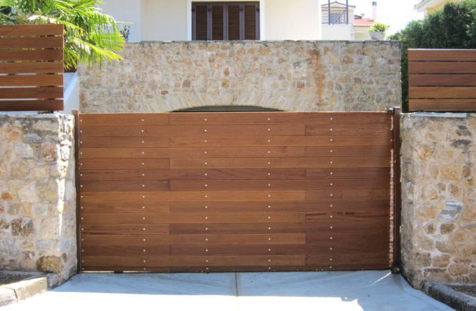 Γκαραζόπορτα και φράχτης με ξύλινες σανίδες iroco